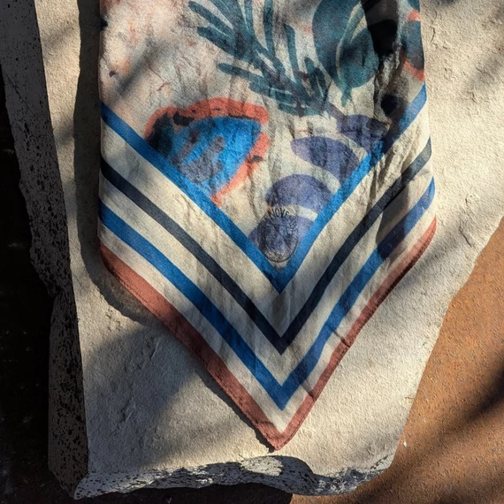 Vásárhelyi kerámia virágai kendő – MIÉRT NOVEMBEr? kollekció