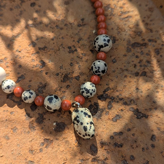 Aszimmetrikus ásvány nyaklánc – Vörös és dalmata jáspis, fosszilis gyöngyökkel