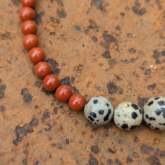Vörös és dalmata jáspis ásvány nyaklánc – Játékos ritmus, természetes elegancia