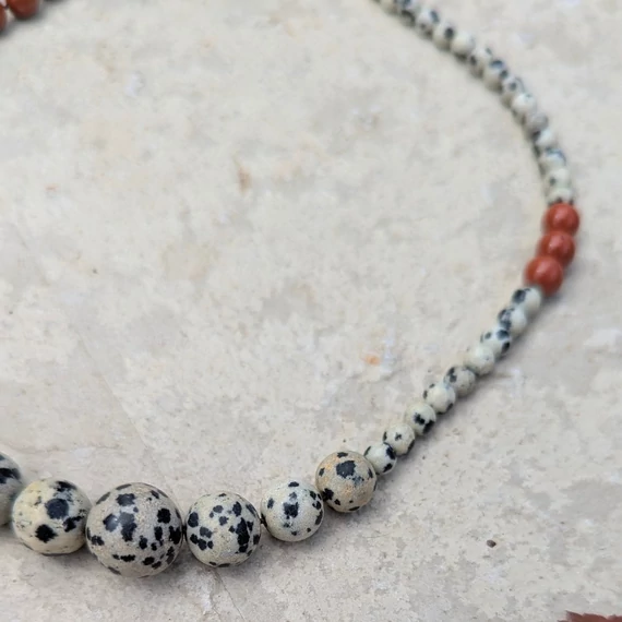 Vörös és dalmata jáspis ásvány nyaklánc – Játékos ritmus, természetes elegancia