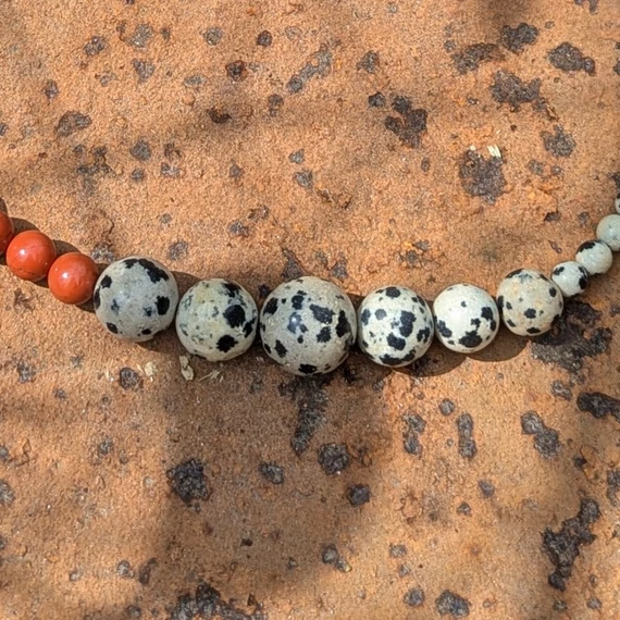 Vörös és dalmata jáspis ásvány nyaklánc – Játékos ritmus, természetes elegancia