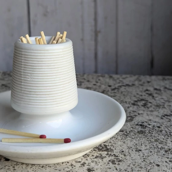 Porcelán gyufatartó és gyújtó (jelzés nélküli)