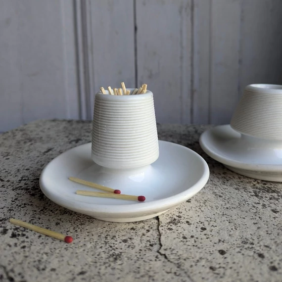 Porcelán gyufatartó és gyújtó (jelzés nélküli)