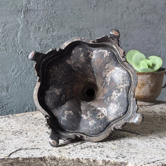 Patinás ezüstözött fém gyertyatartó