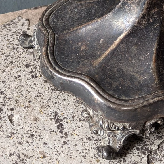 Patinás ezüstözött fém gyertyatartó