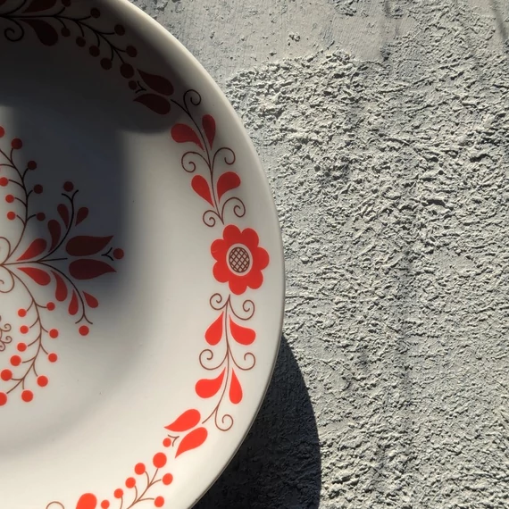 Alföldi Porcelán tányér piros népi mintával