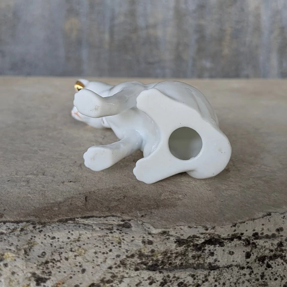 Fehér porcelán cica