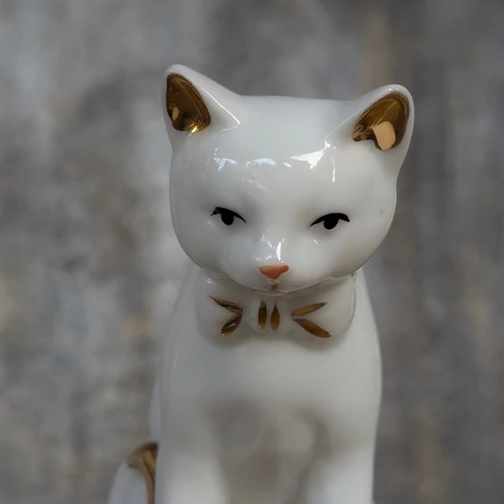 Fehér porcelán cica