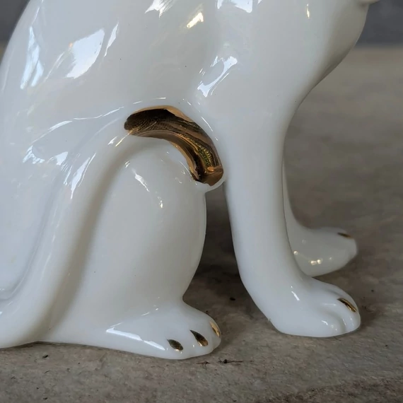 Fehér porcelán cica