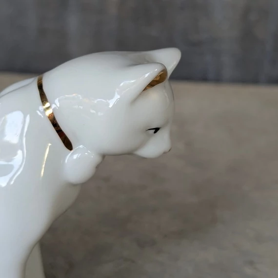 Fehér porcelán cica