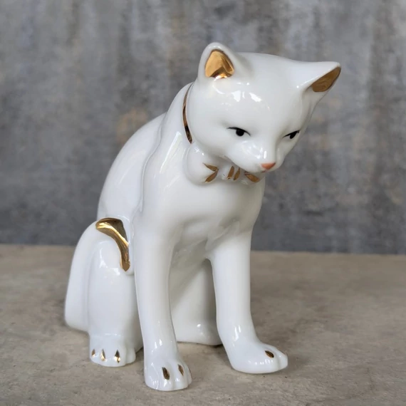 Fehér porcelán cica