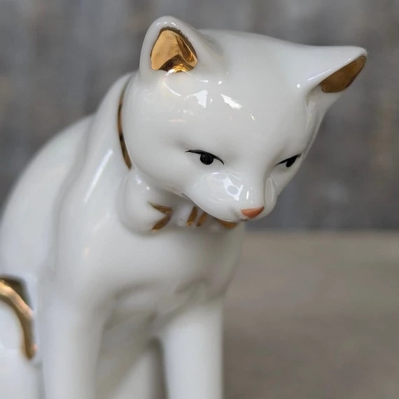 Fehér porcelán cica