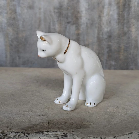 Fehér porcelán cica