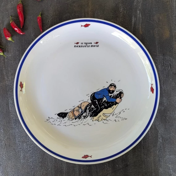 Tintin és Haddock kapitány tengeralattjárós jelenete a Vörös Rackham kincse című képregényből – TINTIN HERGÉ Moulinsart 1996 tányér