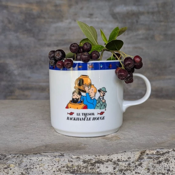 Tintin és Haddock kapitány jelenete a Vörös Rackham kincse című képregényből – TINTIN porcelánbögre HERGÉ / MOULINSART 1996 felirattal
