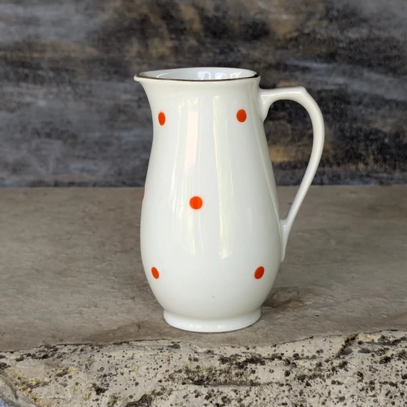 Hollóházi porcelán tej- vagy tejszínkiöntő piros pöttyökkel és arany szegéllyel