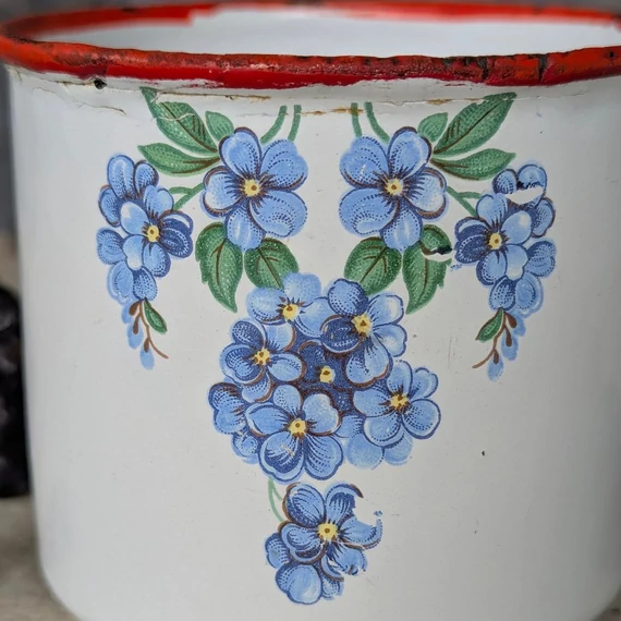 Régi zománcozott bögre nefelejcs mintával