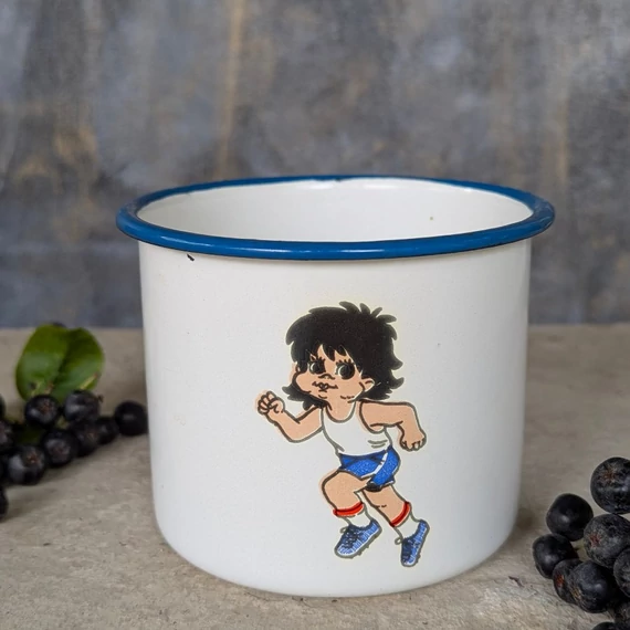 Retró zománcozott bögre futó fiú mintával