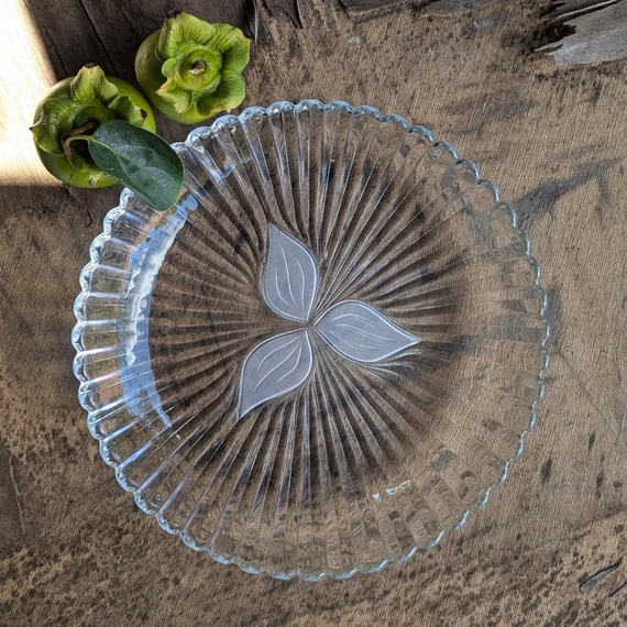 Préselt üveg tálaló tányér vintage virágmintával, a kelet-német Lausitzer Glas gyárból