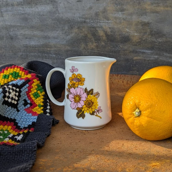 Alföldi Porcelán tejkiöntő sárga, barna és rózsaszín virágmintával, őszi hangulatban