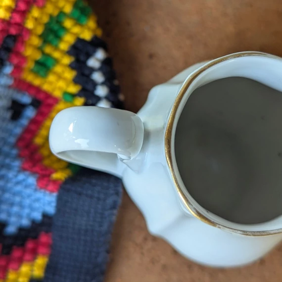 Sárga virágos porcelán tejkiöntő