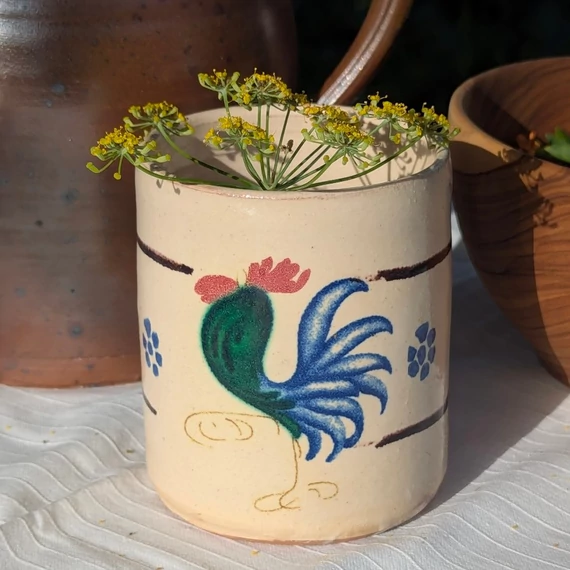 Vintage kerámia bögre kakasos mintával, vidéki reggeli hangulat