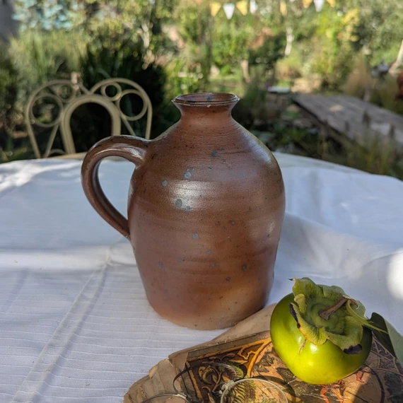 Barna mázas kézzel készült kerámia edény oldalsó nyílással