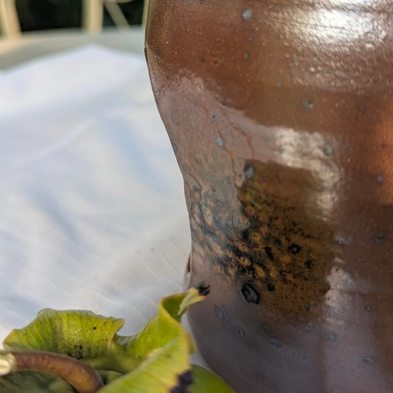 Kerámia edény oldalán nyílással