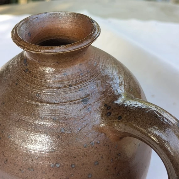 Kerámia edény oldalán nyílással