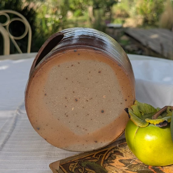 Kerámia edény oldalán nyílással