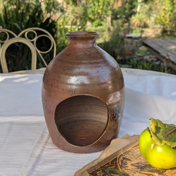 Kerámia edény oldalán nyílással