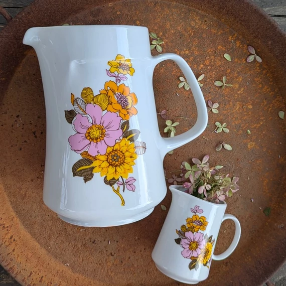 Alföldi Porcelán kancsó fehér alapon sárga, narancs és rózsaszín virágmintával