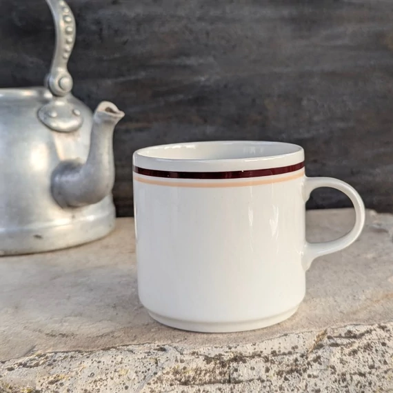 Alföldi Porcelán bögre vajszínű alapon barna csíkokkal