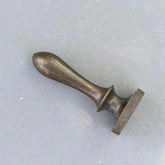 Antik, rézből készült negatív pecsétnyomó if. H.P. vagy H.I monogrammal