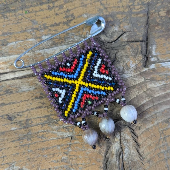 ZULU LOVE LETTER kitűző - gyöngyökkel szőtt szerelmes levelek