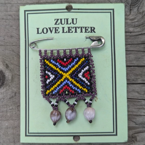 ZULU LOVE LETTER kitűző - gyöngyökkel szőtt szerelmes levelek