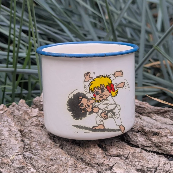 Zománcozott bögre karatézó gyerekek dekorral
