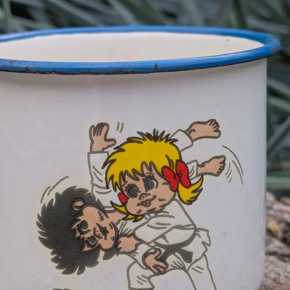 Zománcozott bögre karatézó gyerekek mintával