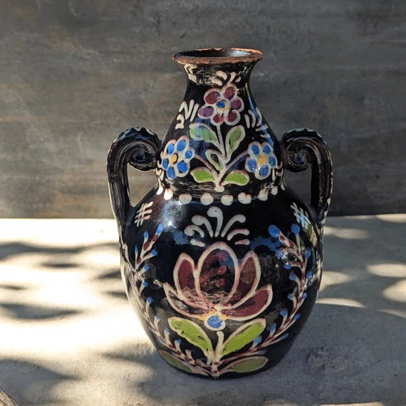 Hódmezővásárhelyi népi kétfüles váza, sötét alapon virágmintával