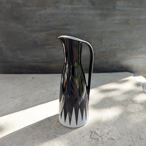 Art deco stílusú fekete-fehér geometrikus mintás kis kancsó