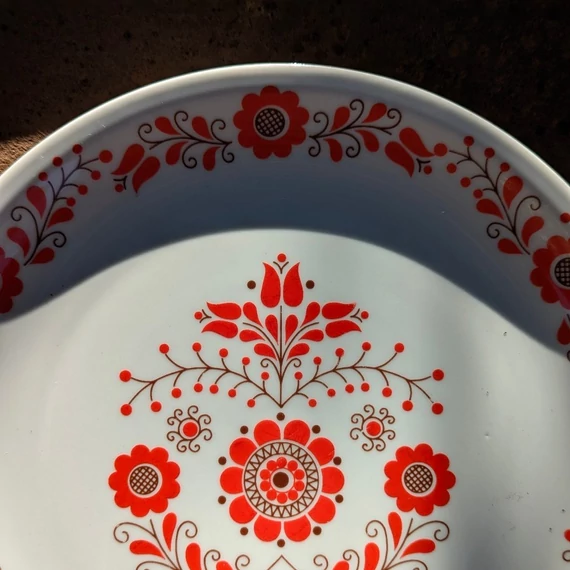 Alföldi Porcelán piros dekoros tányér