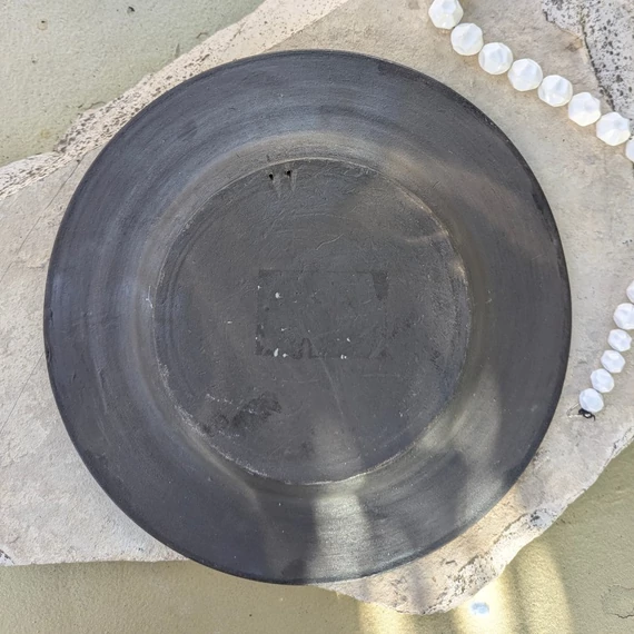 Fekete kerámia tányér virágmintákkal