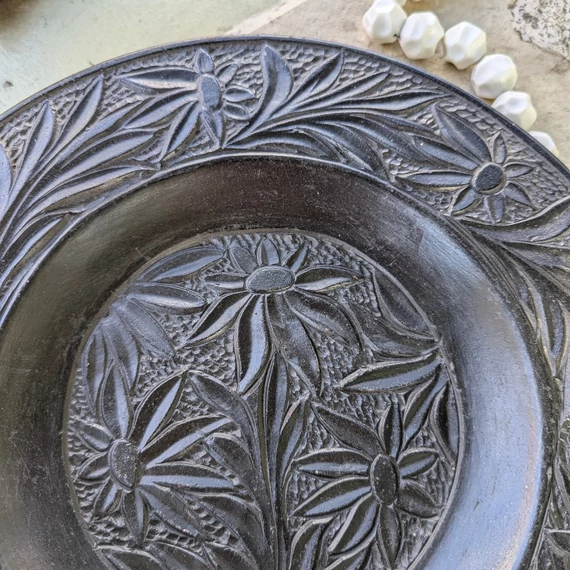 Fekete kerámia tányér virágmintákkal