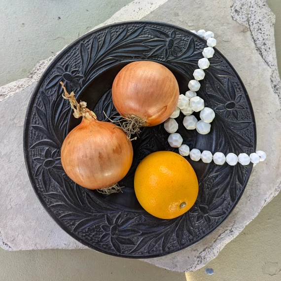 Fekete kerámia tányér virágmintákkal díszítve