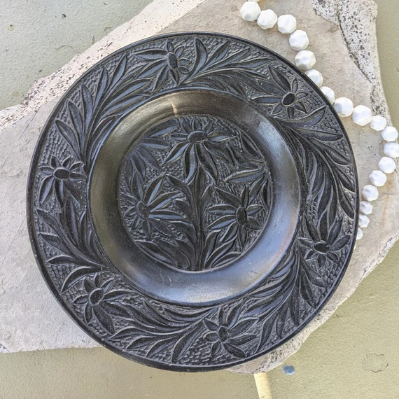 Fekete kerámia tányér virágmintákkal