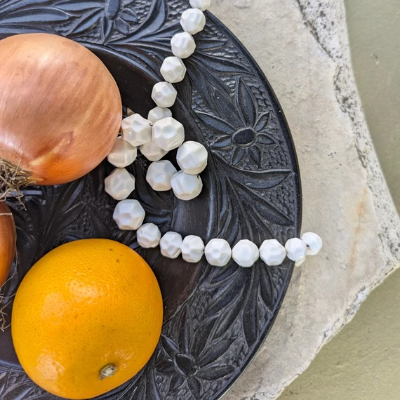 Fekete kerámia tányér virágmintákkal