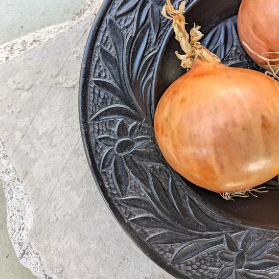 Fekete kerámia tányér virágmintákkal