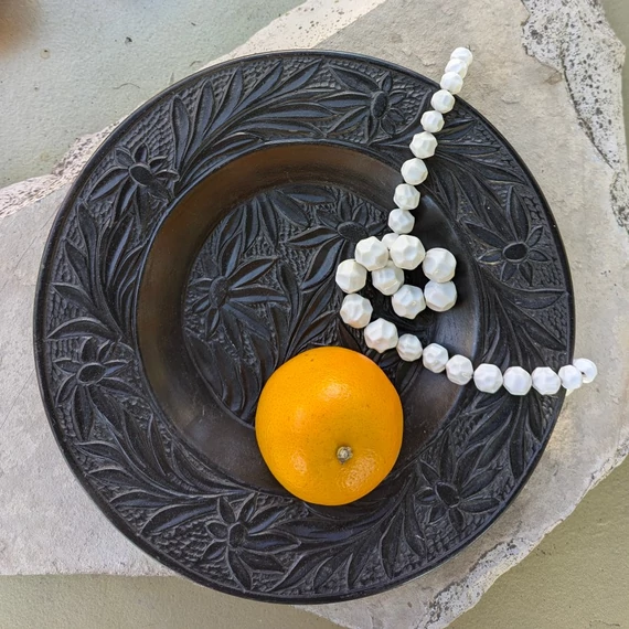 Fekete kerámia tányér virágmintákkal