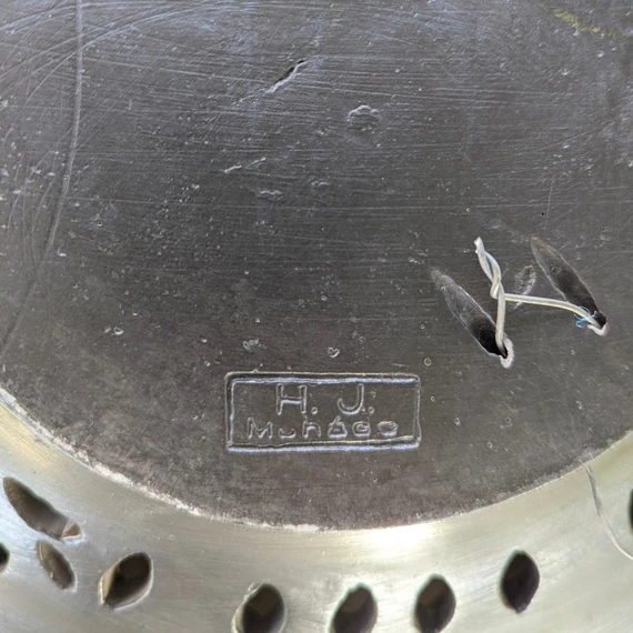 Impozáns méretű mohácsi fekete mázas tál