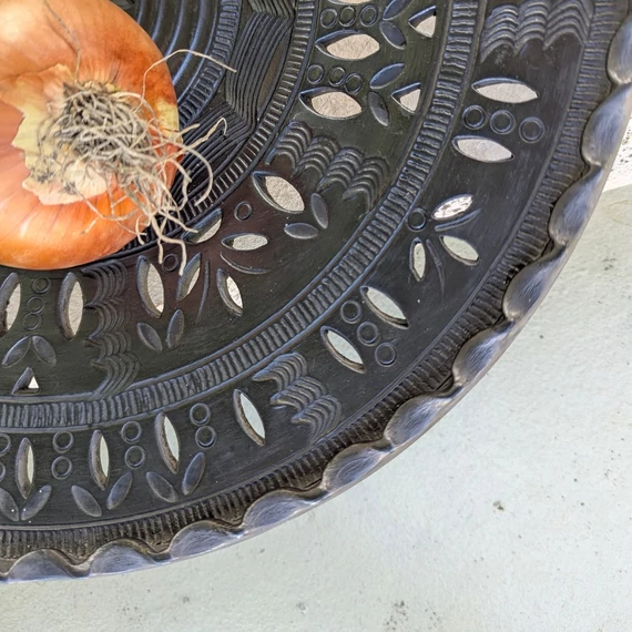 Impozáns méretű mohácsi fekete mázas tál